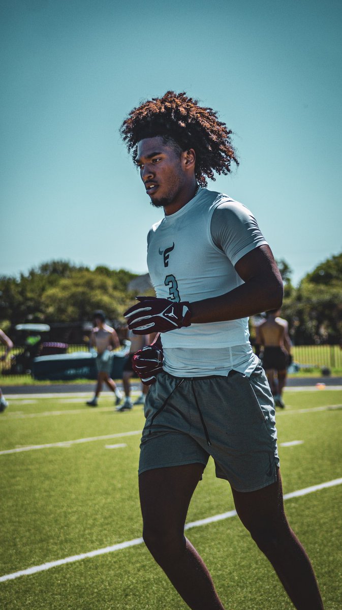 MaliekHawkins37's tweet photo. Donate to support my team for this upcoming season UpTempo Fundraising https://t.co/E4smaTSh7E #EHSMAVS #OUDNA #Boomersooner @EHSMavsFB https://t.co/gRcJGJKLfv