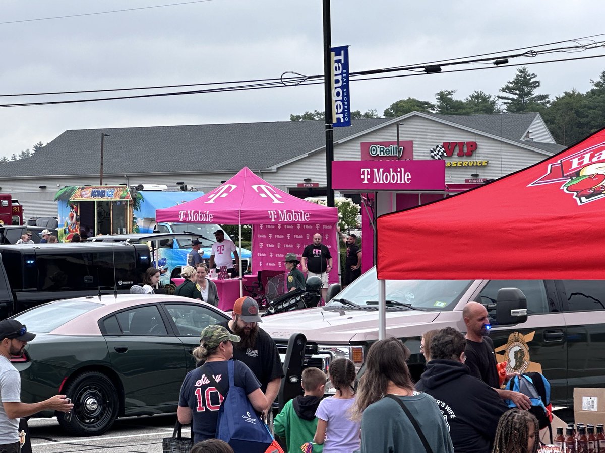 Tilton, NH.  ⁦<a href="/TMobile/">T-Mobile</a>⁩ is having a blast and is well-represented at our parking lot event at Tanger Outlet. Big shout out to ⁦@BillzIsMyName⁩ and the truck team ⁦<a href="/RonSmitty15/">Ron Smith</a>⁩ ⁦<a href="/ChappyCLT/">Matt Chappell</a>⁩ ⁦<a href="/Rissa1987/">Marissa House</a>⁩