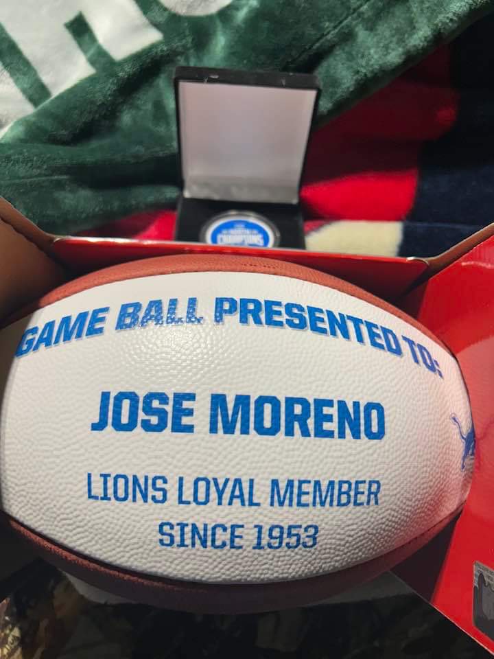 LlanesDeborah's tweet photo. @RyanEFox2 
Now that's a LIONS fan!!!!!!!!! https://t.co/CEkFKAacdc