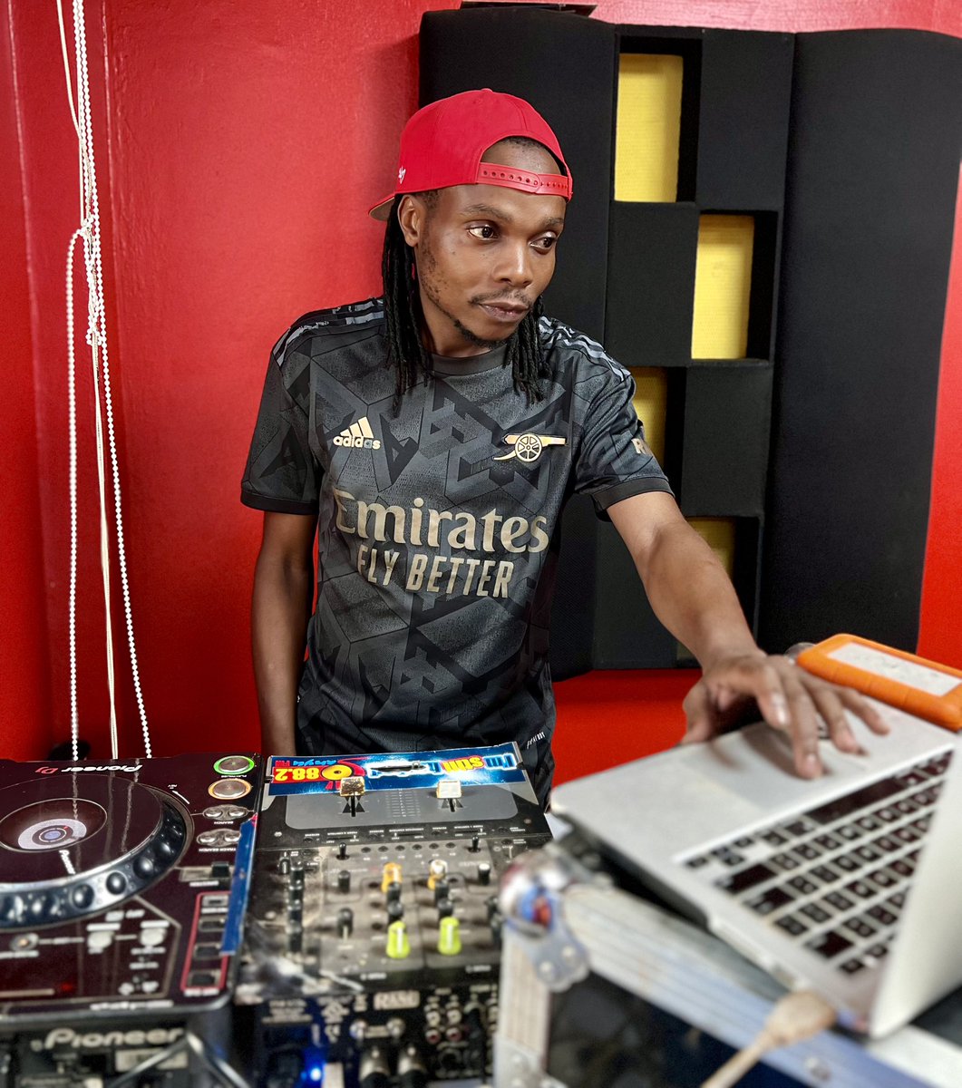 882SanyuFM's tweet photo. Get your dancing shoes on!!! it's the #Hitmixat6 with @deejaystarboyug
#SanyuFMSriveShow https://t.co/RvQh4t6m6r