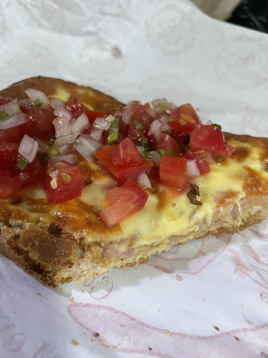 POLORESIST's tweet image. #queyicopoderoso igual de rico que unos molletes bien doraditos con su pico de gallo. Esa Perra de Cadena es la pura bandera de México. Qué chido que ande en la cabina. Saludos, abrazos y buena vibra para este fin chefs. 🙌🏽