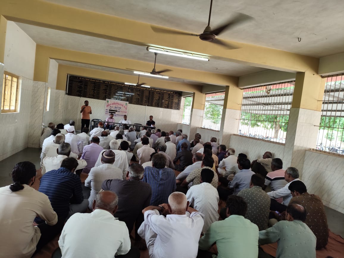 Harshd_Italiya's tweet photo. આજ રોજ કોટડાસાંગણી તાલુકા ના ખરેડા  ગામ ખાતે પ્રાકૃતિક ખેતી અનેઅંગે  ખેડૂતોને તાલીમ આપવા માં આવી તેમજ પ્રાકૃતિક ખેતી કરતા ખેડૂતો ની મુલાકાત લઇ માર્ગદર્શન આપવામાં આવ્યું
@ADevvrat   @DDORAJKOT1 @DaoRajkot @CMOGuj @DirectorateofA1 @RaghavjiPatel @PMOIndia https://t.co/lisHNrQFUO