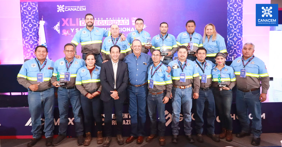 Canacem_Mx's tweet photo. Revive la celebración a la excelencia en materia de #Innovación y #Seguridad en nuestro #CongresoCANACEM, donde reconocimos los logros más destacados de nuestras afiliadas.
#XLICongreso #OrgulloCANACEM https://t.co/udXLsrygEh