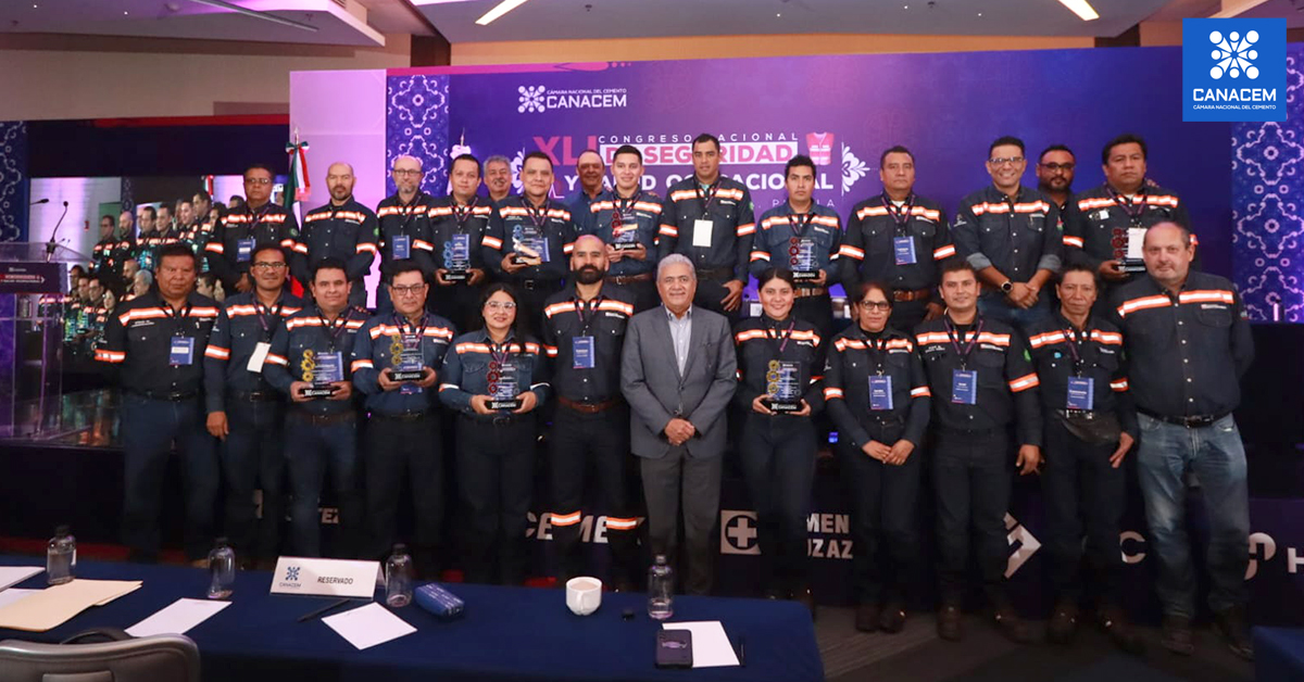 Canacem_Mx's tweet photo. Revive la celebración a la excelencia en materia de #Innovación y #Seguridad en nuestro #CongresoCANACEM, donde reconocimos los logros más destacados de nuestras afiliadas.
#XLICongreso #OrgulloCANACEM https://t.co/udXLsrygEh