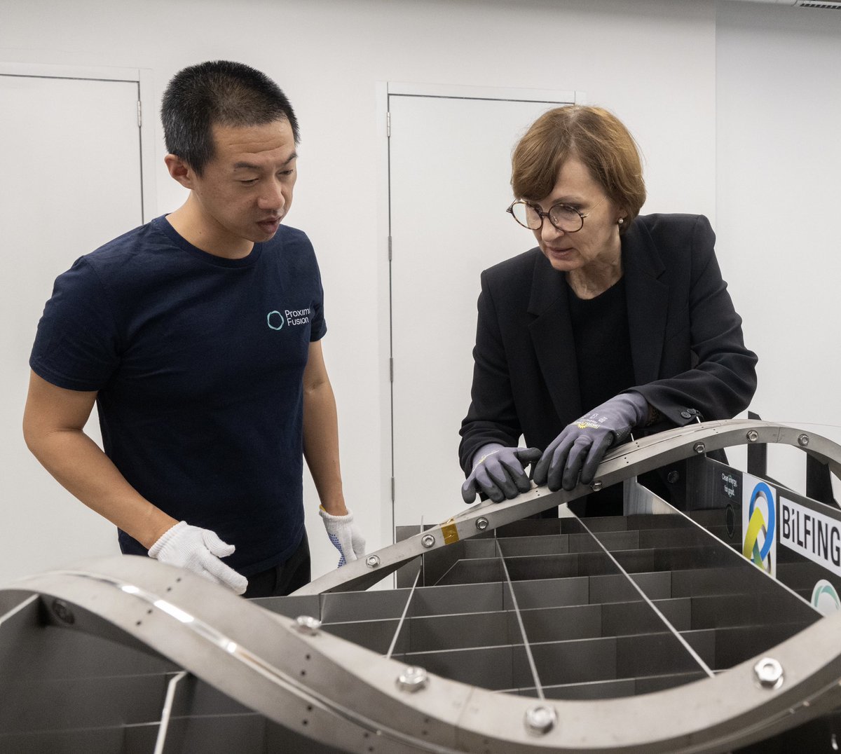 bmftr_bund's tweet photo. #Forschung zu #Magnetfusion auf dem Weg zum ersten deutschen Fusionskraftwerk: Daran arbeitet das Start-up @proximafusion. Auf dem letzten Stopp der #Sommertour24 tauschte sich BM @starkwatzinger über Fusionsreaktoren und die Bedingungen für ein starkes #Fusionsökosystem aus. https://t.co/2Y3pVAoDaz