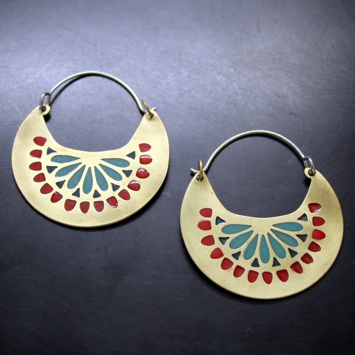 Plataica's tweet image. 📣 NUEVA PIEZA‼

✨ Un toque bohemio para tu look 👗

#Pendientes de #latón y plata 925 "Mandala Aurora" 🌈

👉 bit.ly/4dkMKzp

#Hechoamano ✋ y con #envíogratis mundial 🌎
#brassjewelry #handmade #joyeríaartesanal #freeshipping