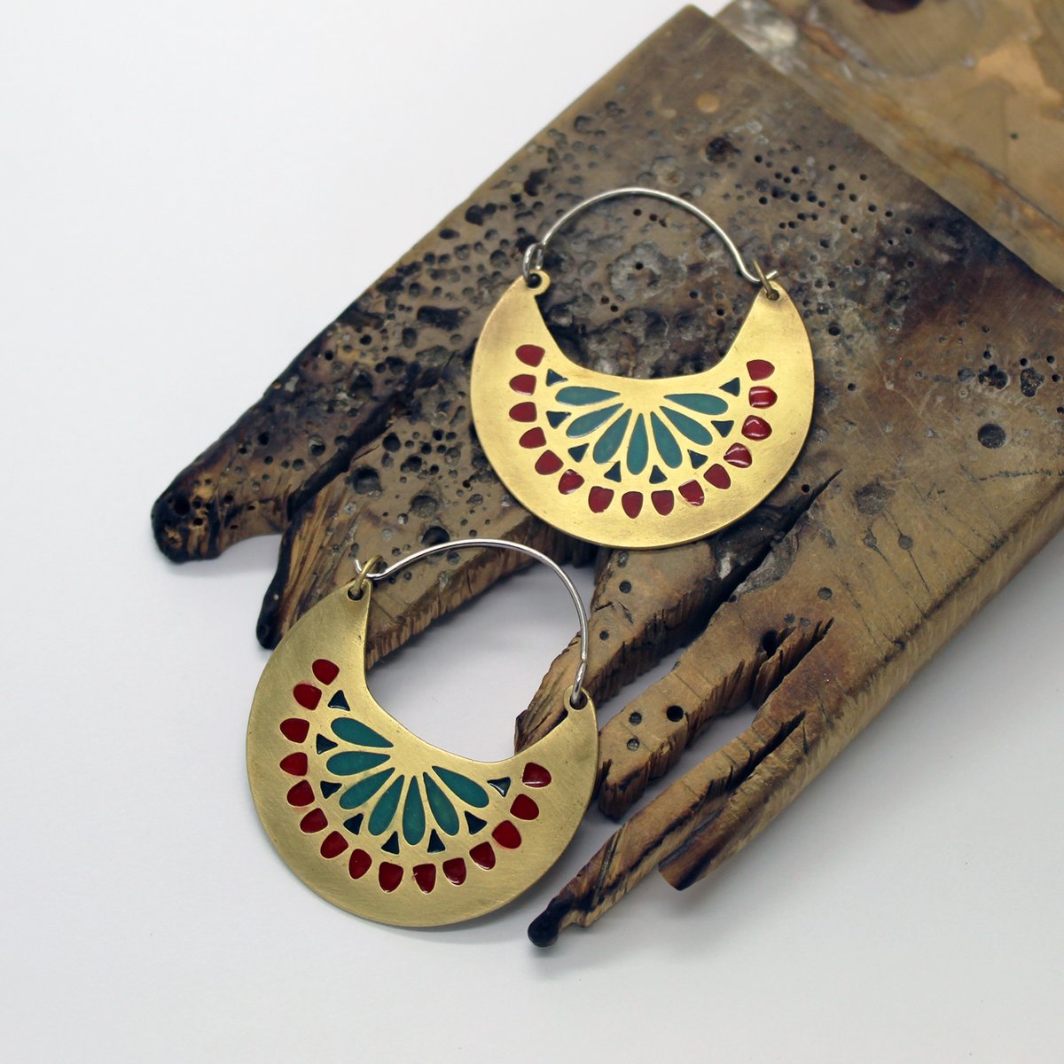 Plataica's tweet image. 📣 NUEVA PIEZA‼

✨ Un toque bohemio para tu look 👗

#Pendientes de #latón y plata 925 "Mandala Aurora" 🌈

👉 bit.ly/4dkMKzp

#Hechoamano ✋ y con #envíogratis mundial 🌎
#brassjewelry #handmade #joyeríaartesanal #freeshipping