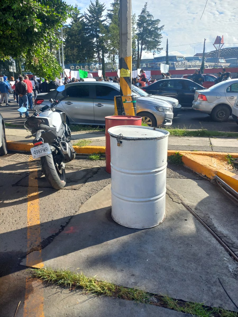 lasillarota's tweet photo. ⚠️ Vecinos de Praderas de San Mateo bloquean avenida Lomas Verdes, Naucalpan, a la altura de la UVM con dirección a Periférico Norte, se manifiestan para demandar a las autoridades locales y que protección civil les entregue información precisa de las explosiones y microsismo que se han registrado en la zona.

📸 @carmede2002