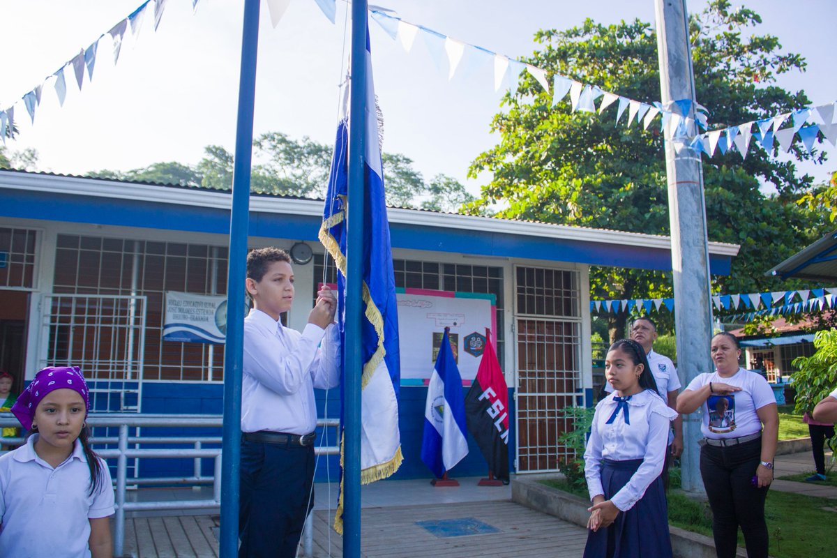¡Qué linda es mi tierra, qué bella es mi patria! Yo lo voy a gritar: ¡Que viva Nicaragua! 🇳🇮

La Comunidad Educativa de Diriomo, Granada, da inicio a la celebración de nuestras Fiestas Patrias. 💙🤍💙🎊🎉