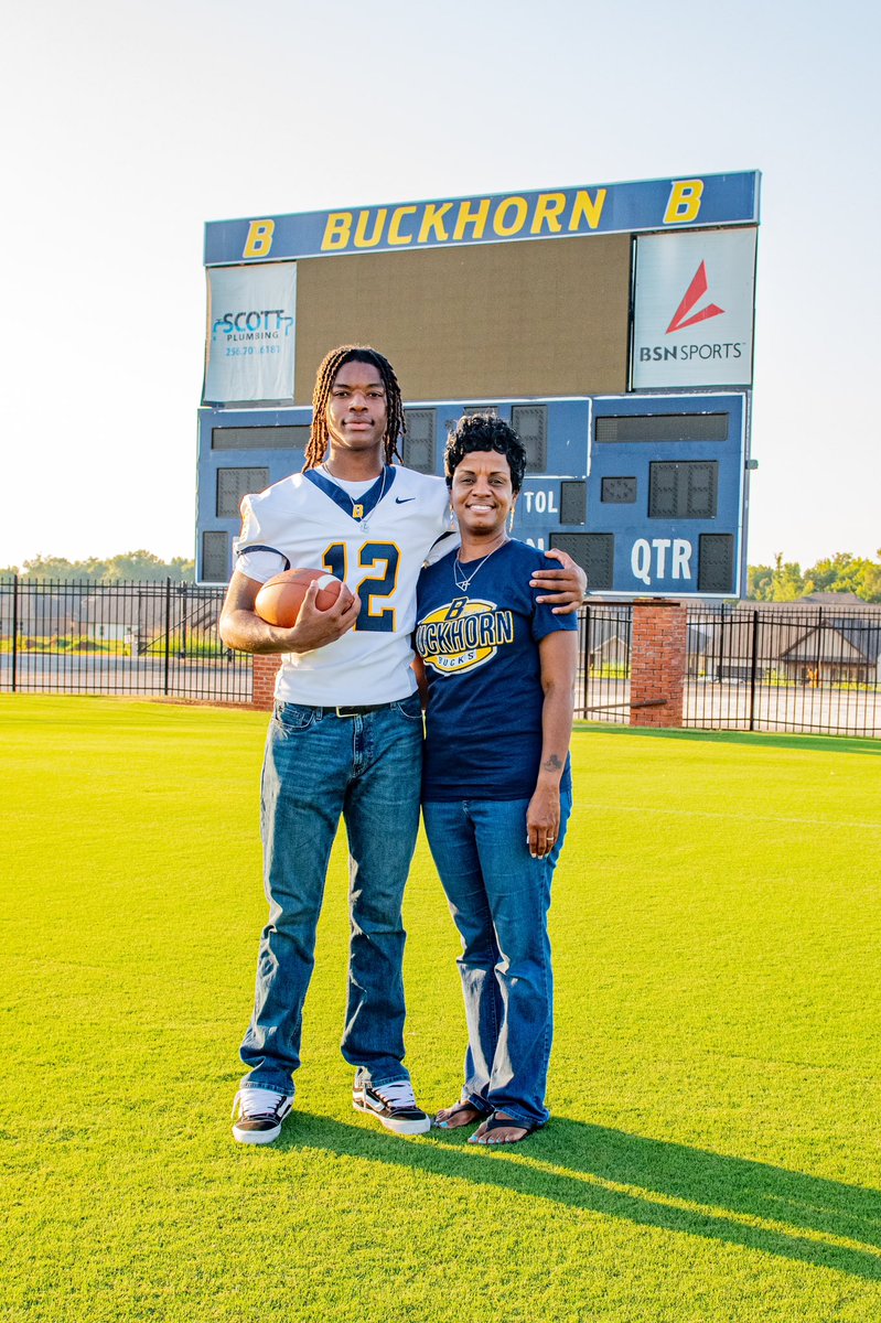 Abone3's tweet photo. Senior mom and son photos! Welcome to fall https://t.co/vyTMWrkKkF