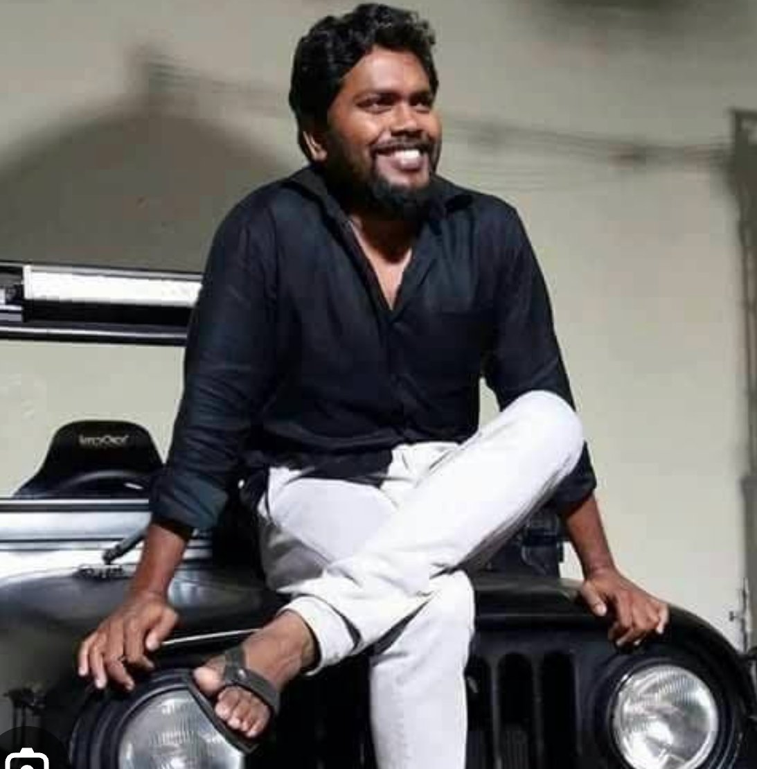 SubathraDevi_'s tweet photo. பா. ரஞ்சித் 

இன்னும் தங்கலான் படம் பார்க்கல.. 

ஆனால் பா.ரஞ்சித்துக்கு ஒரு Hug.. 

2000 வருசமா கப்சாவும் பீலாவும்தான் இந்த நாட்ல ஓடிட்டு இருக்கு.. பரம்பரை பணமும் அதிகாரமும் கல்வியும் வாய்ப்புக்களும் நிறைந்த கும்பல் சொல்றது எவ்வளவு அழுகிப் போன விஷம் நிறைந்த கதைகளாக இருந்தாலும் வாயை பிளந்து கேட்டோம்.. கேக்கலன்னா நம் காதுகளை கிழித்து கேட்க வைக்கப்பட்டோம்.. கேட்டு கேட்டு கிறுக்காவே திரியுறோம்.. மதம் ஜாதி பெண்ணடிமைத்தனம் சாராயம் னு, மனித விரோத வெடிகுண்டுகள் தான் இந்த கதைகள்.. 

முதன் முறையாக ஒரு 10 வருசமாத்தான் ஒரு ஒடுக்கப்பட்டவன் கதை சொல்றான். உண்மை சொல்றான். இதயத்தை கிழிக்கிறான்.. மதுவை விலக்குறான்.. பெண்ணை மதிக்கிறான்.. மனிதத்தை வளர்க்கிறான்.. அன்பு போதிக்கிறான்.. ஒரு நவீன புத்தனா.. 

நீ கதை சொல்லு சாமி 
நாங்க கேக்குறோம்.. எவன் எவனோ விட்ட பீலாவ கேட்டோம்.. சிகரெட்டை சாராயத்தை சூப்பர் ஸ்டார் னு ஒருத்தன் கொடுத்தான், சாதி வெறிய, பெண் அடிமையை, வன்முறையை டிசைன் டிசைனா மிச்ச பேரு வித்தான்.. அதையே கேட்டோம்.. 

இனி நீ சொல்லு சாமி ஆயிரம் கதை.. 
நாங்க கேக்குறோம்.. 

அந்த கதை நல்லா இல்லாட்டாலும் பரவாயில்லை.. நாங்க கேக்குறோம் நீ சொல்லு.. 

சுபத்ரா தேவி, 

பா. ரஞ்சித்தின் தைரியத்தை, சாகசத்தை கொண்டாட்டத்தை அணு அணுவாக ரசிக்கும் ரசிகை..