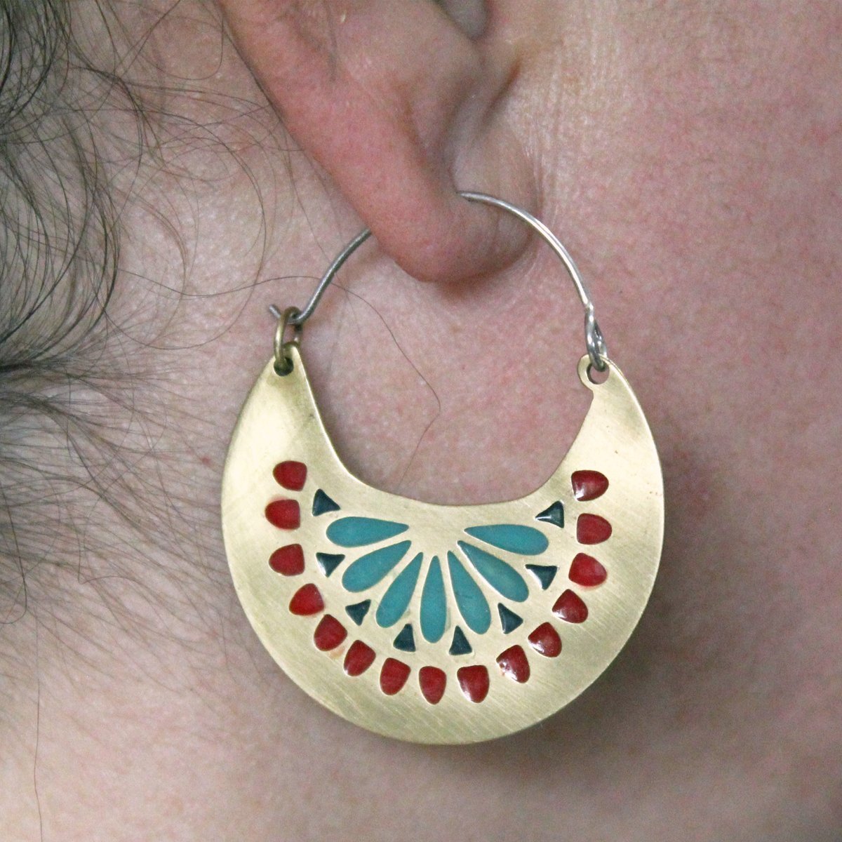 Plataica's tweet image. 📣 NUEVA PIEZA‼

✨ Un toque bohemio para tu look 👗

#Pendientes de #latón y plata 925 "Mandala Aurora" 🌈

👉 bit.ly/4dkMKzp

#Hechoamano ✋ y con #envíogratis mundial 🌎
#brassjewelry #handmade #joyeríaartesanal #freeshipping