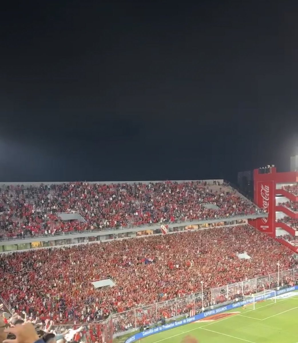 Miren lo que era la cancha este año contra Rosario Central, debería haber 12 mil personas en cada popular mínimo, no pasó absolutamente nada.

Van 5 mil personas de Huracán y Vélez y se desnivela? Déjense de joder.
