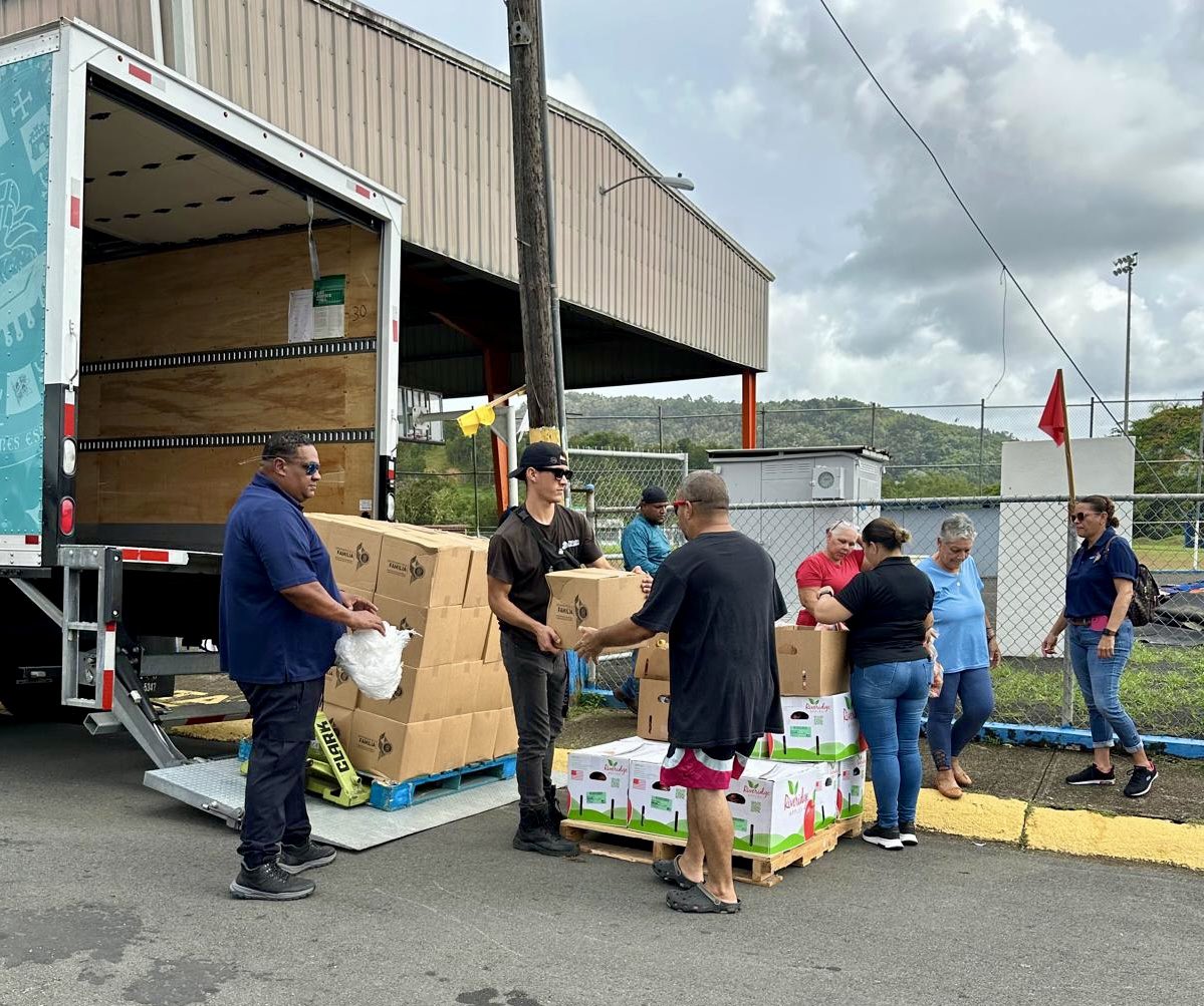JohnnyMndez36's tweet photo. Los residentes de Luquillo, Fajardo y Ceiba recibieron compras de alimento por parte de la ADSEF para mitigar los gastos de alimentos tras el paso de #ErnestoPR.
Agradecido con los empleados de la #ADSEF por trabajar en conjunto para la recuperación de la Isla. https://t.co/RSvjlKSXqi