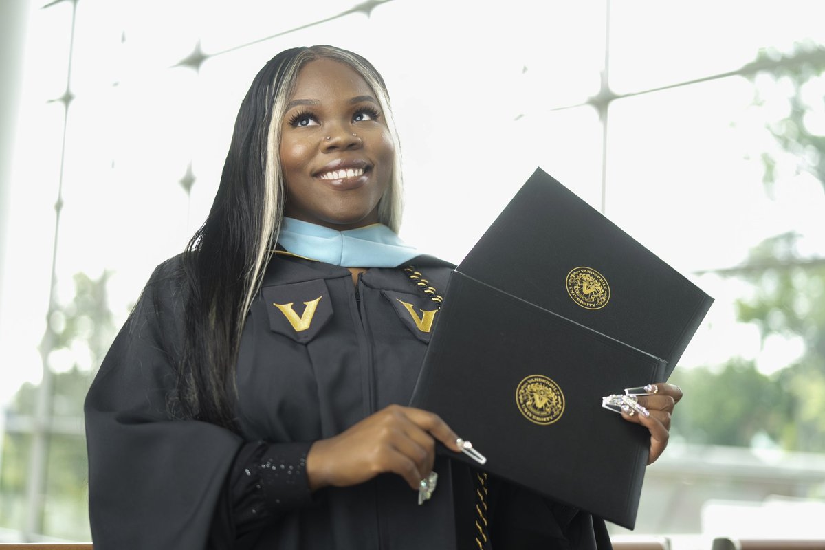 Officially a 2X Vanderbilt Grad 🎓🍾
M.S. Biomedical Sciences ☑️ 
M.Ed. Human Development Studies ☑️