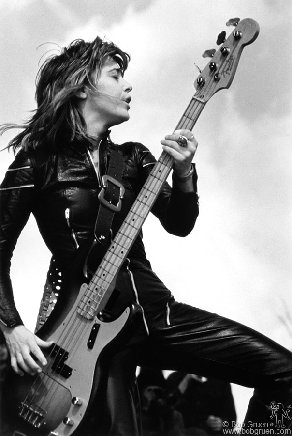 20th_Centurygal's tweet image. Suzi Quatro is my favorite female bass player...🎸
She was such a badass back in the day and paved the way for so many female rockers...⭐🔥🤘

Who is your favorite female bass player...🎸
#SuziQuatro #rockerchic #bassplayer