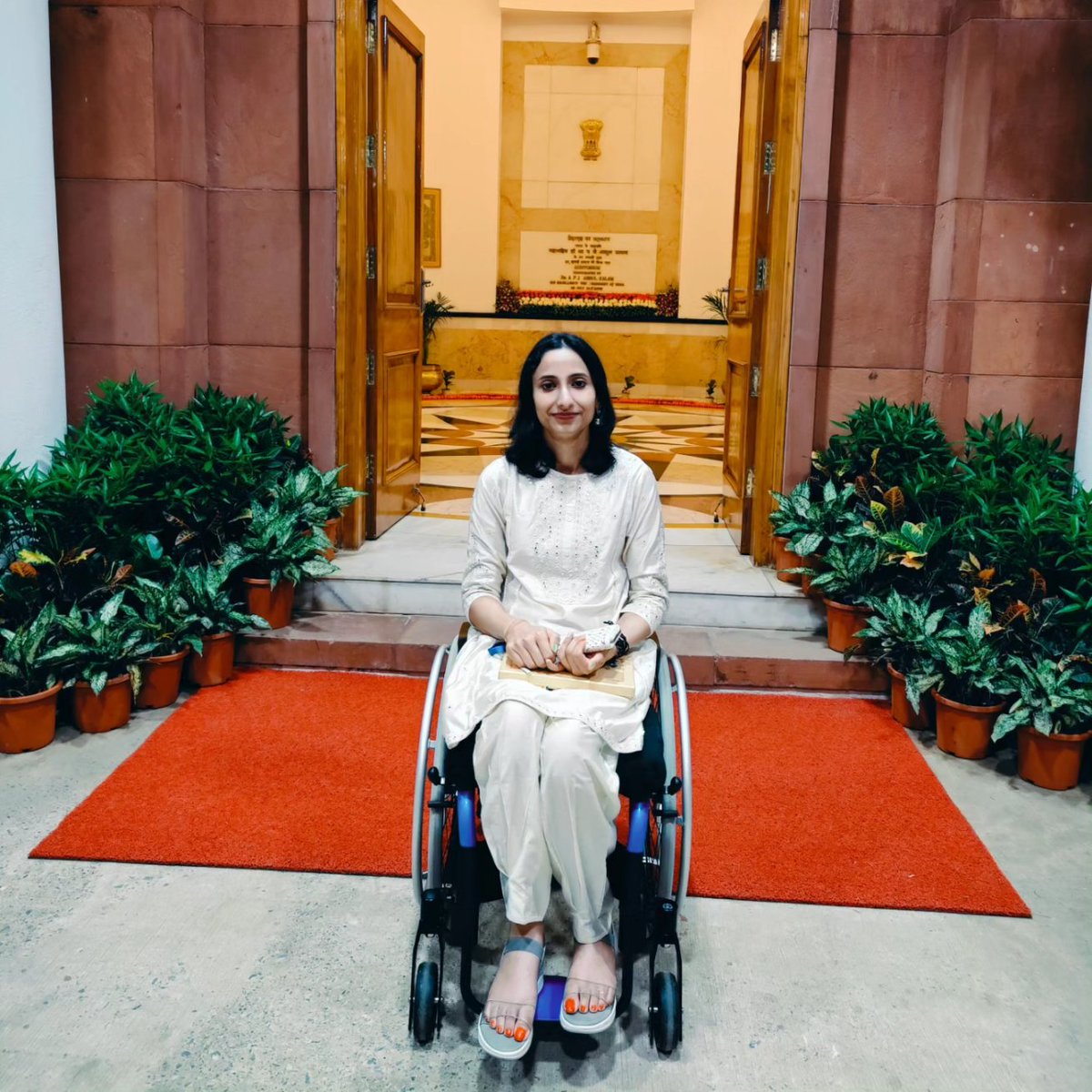 TF_DSWBA23's tweet photo. So honored to be @ Rashtrapati Bhavan for ‘At Home’ reception this I-Day. My late parents would be so proud!💗 

Meeting President Ma'am @rashtrapatibhvn, Hon'ble VP @VPIndia &amp; PM @narendramodi Ji was just unforgettable! 🥰

Loved connecting with @boxervijender &amp; @AusHCIndia. 🤗 https://t.co/fnsuzrPGpN