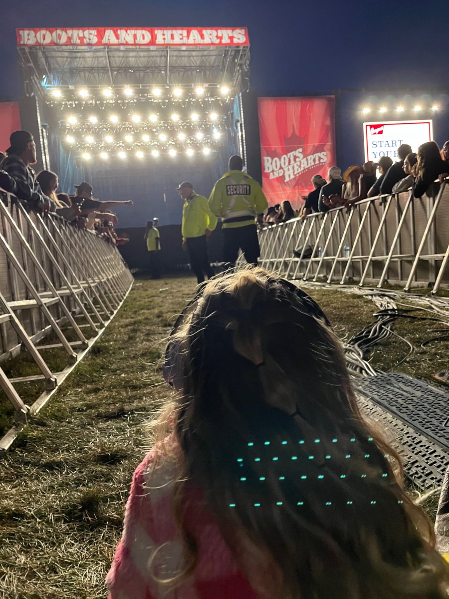 starquasi's tweet photo. I travel for work so my daughter never gets to see me on stage with @ThomasRhett.  This past weekend we played in Canada so that meant it was “Bring Your Daughter To Work” day.  

She loved the show.  But I think she liked the candy in the green room more.  😂 https://t.co/KcHI8XJrMR