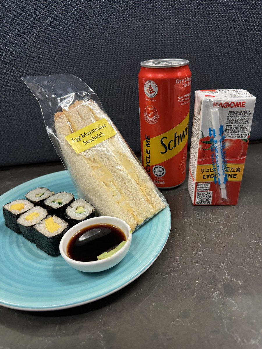 Coba_P's tweet photo. とりあえずチャンギ国際空港に着きました。入国しないトランジットは初めて。
ラウンジにて https://t.co/yV8NvLkb8L