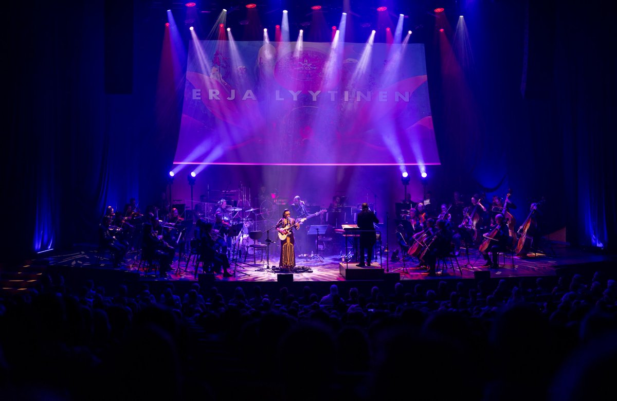 Pohjois-Savon liitto (@pohjoissavo) on Twitter photo Huh huh! Lupasimme unohtumattoman illan. Ja sellaisen Kuopion Musiikkikeskuksen konserttiyleisö eilen sai, kun bluesin kuningatar <a href="/erjalyytinen/">Erja Lyytinen</a>
toi mualiman luokan meininkiä kivenheiton piähän mualiman nappaa. 💛🖤#pohjoissavo #maakuntapäivä #tupatäynnä
📷<a href="/WilleMarkkanen/">Wille Markkanen</a> Huh huh! Lupasimme unohtumattoman illan. Ja sellaisen Kuopion Musiikkikeskuksen konserttiyleisö eilen sai, kun bluesin kuningatar <a href="/erjalyytinen/">Erja Lyytinen</a>
toi mualiman luokan meininkiä kivenheiton piähän mualiman nappaa. 💛🖤#pohjoissavo #maakuntapäivä #tupatäynnä
📷<a href="/WilleMarkkanen/">Wille Markkanen</a>