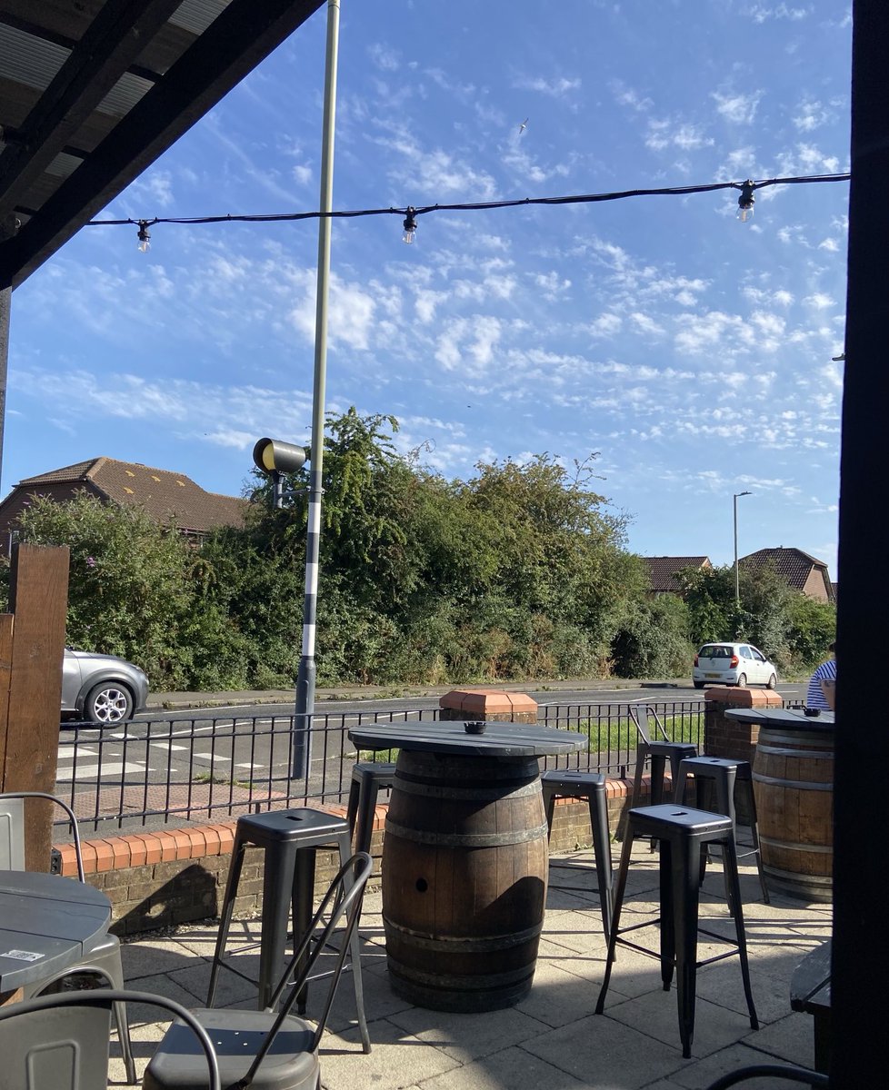 inmilla68's tweet photo. Glorious day in Didcot, Oxfordshire ๐ฌ๐ง
#InThePub https://t.co/DT9S6AikHp