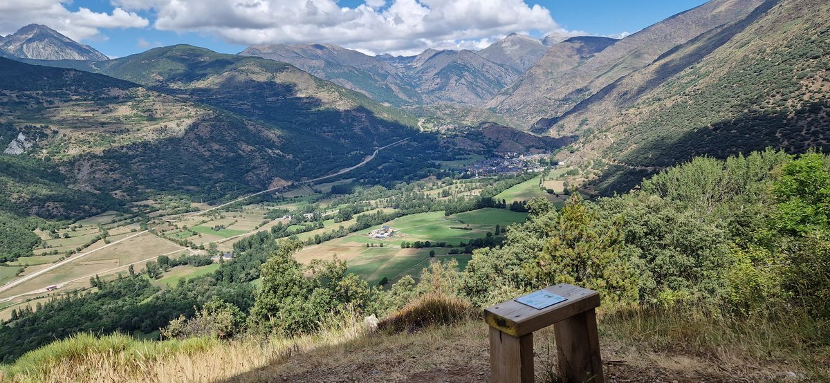 Ruta d'Escalarre a l'ermita de Sant Roc, un mirador espectacular de les Valls d' Àneu, al <a href="/pnaltpirineu/">Parc Natural de l'Alt Pirineu</a>. Ruta curta per distància però exigent pel desnivell...això sí, val mooolt la pena!!