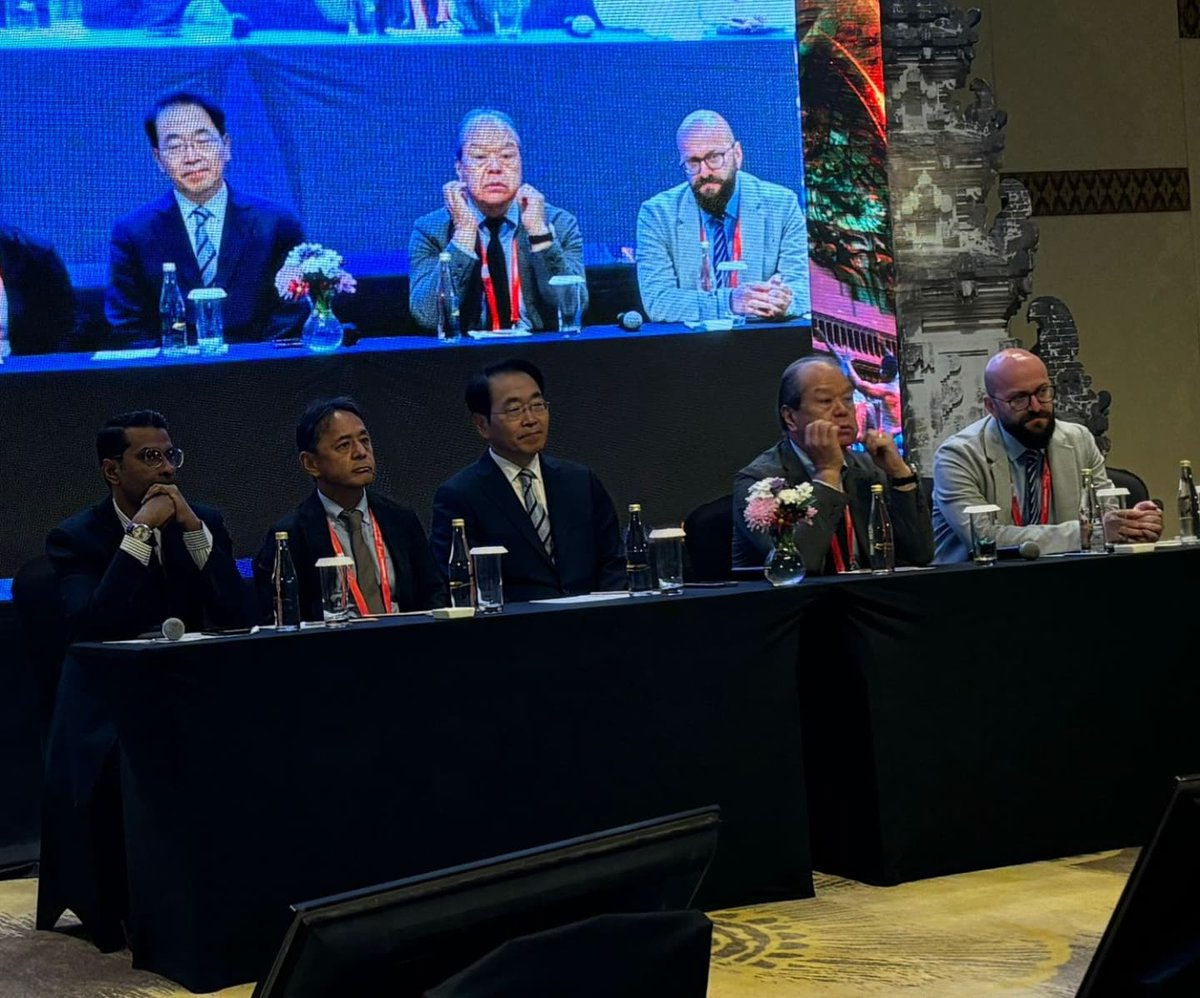 ELSA 2024 Endonezya. Ankara Bilkent Şehir Hastanesi Gastroenteroloji Cerrahisi ekibinin Laparoskopik 3-port (Reduced port) Sağ hemikolektomi ve Robotik Whipple deneyimini (kalın bağırsak ve pankreas kanseri) paylaştık. Wakabayashi, Han, Nakamura yanında Çolakoğlu... Güzeldi.