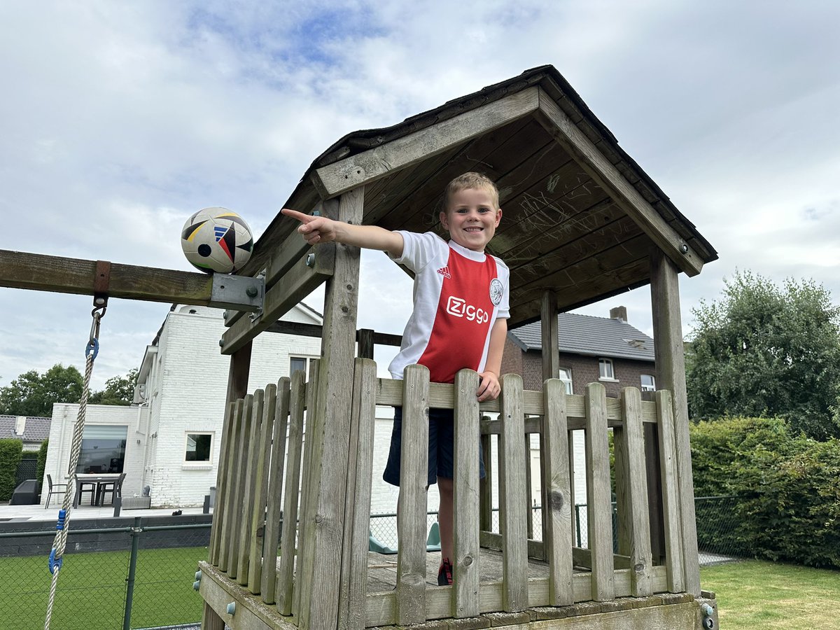 sweersie's tweet photo. .@AFCAjax de bal van Brobbey is bij Owen op zijn speeltoestel in Bunde (Zuid-Limburg) terecht gekomen! Komen jullie hem halen of zullen we hem terug brengen? https://t.co/lIKCnd9Zvp