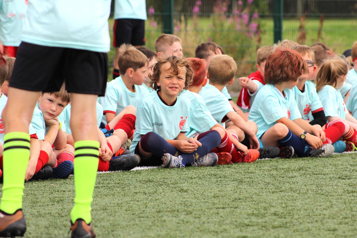 AFCCT's tweet photo. π΄ As our #AFCCTSummerCoaching comes to an end, we had a visit from Gothenburg legend and AFCCT Patron, Eric Black!
The kids were excited to hear all about Eric's exciting football career and his playing for @AberdeenFC.
#AFCCT10 https://t.co/gbPd9iWYDi