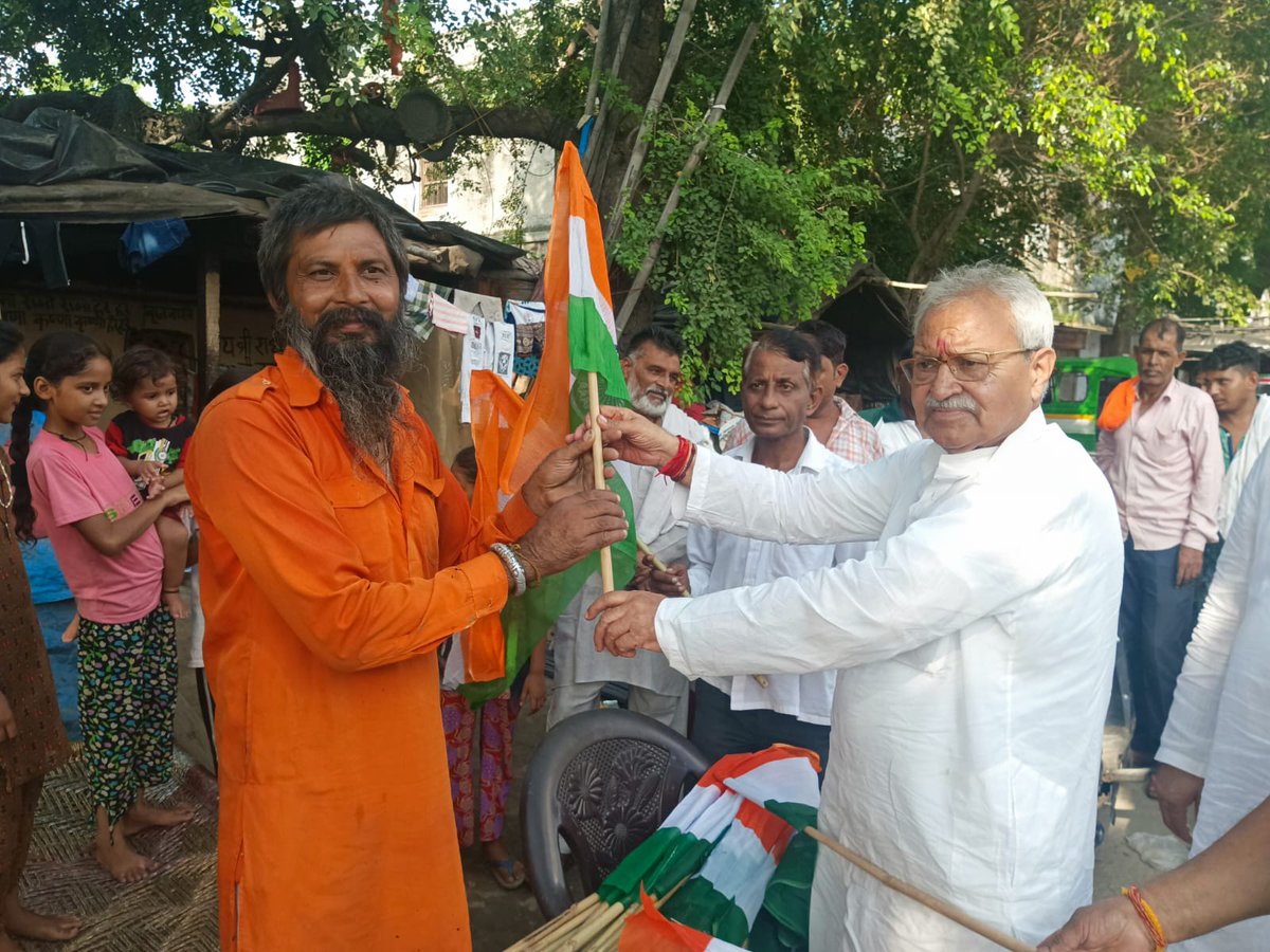 LKBajpaiBJP's tweet photo. माननीय प्रधानमंत्री श्री @narendramodi जी के आह्वाहन पर हर घर तिरंगा अभियान के अंतर्गत मेरठ में 18,000 तिरंगों का वितरण मेरठ के विभिन्न प्रमुख मार्गों पर किया व पूर्व सैनिकों के लगभग 150 घरों में जाकर तिरंगा वितरण  किया गया।

#HarGharTiranga #flagdistribution https://t.co/Thu6io4Mmk