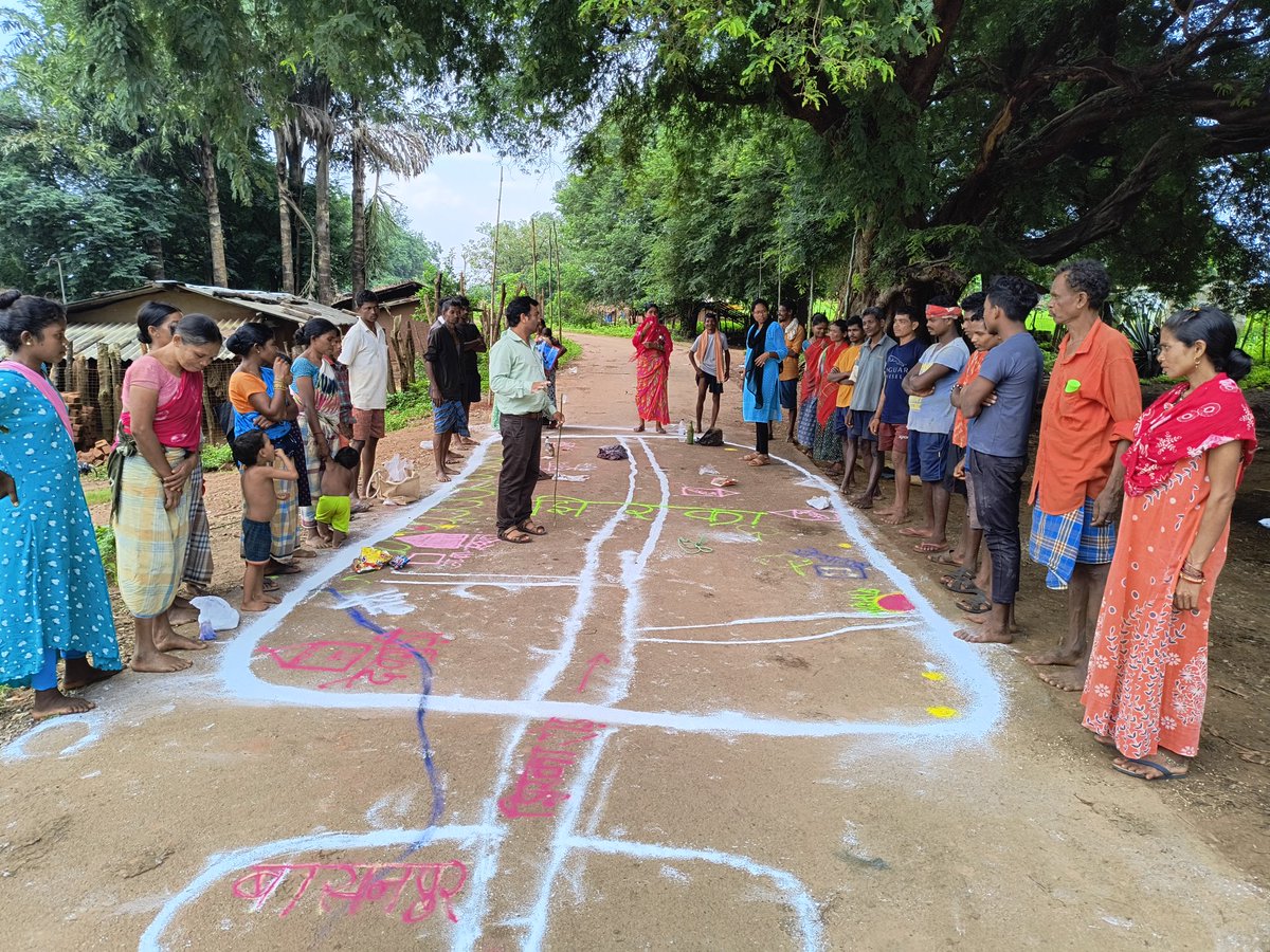 SureshAnant022's tweet photo. जिला दंतेवाड़ा के ग्राम झिरका में #WASHकार्यक्रम नियद नेल्लानार योजना अंतर्गत PRA गतिविधि नक्शा बनाकर ग्रामीणों को स्वच्छता SLWM पर जागरुक किया गया।
#Niyadnellnar

@UNICEFIndia 
@sweta247 
@MayankChtrvdi 
@DantewadaDist 
@birajakabi 
@ashishapri2 
@SBMChhattisgarh 
@ACENGOKRCL3 https://t.co/alkXZ0uXla
