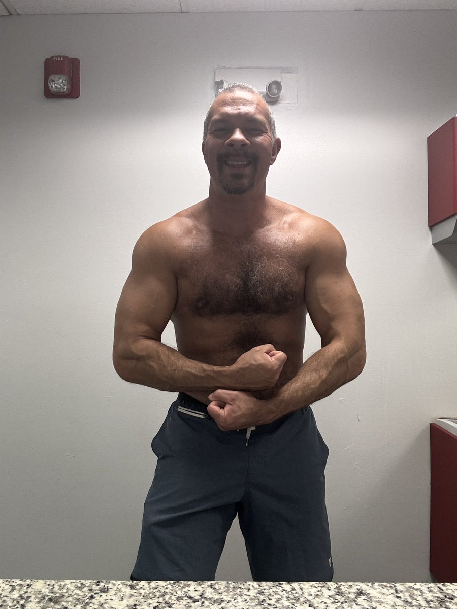 SideQuestPaul's tweet photo. A bit of posing on 2nd chest day with some back thrown in there https://t.co/v0ltH7e7ty