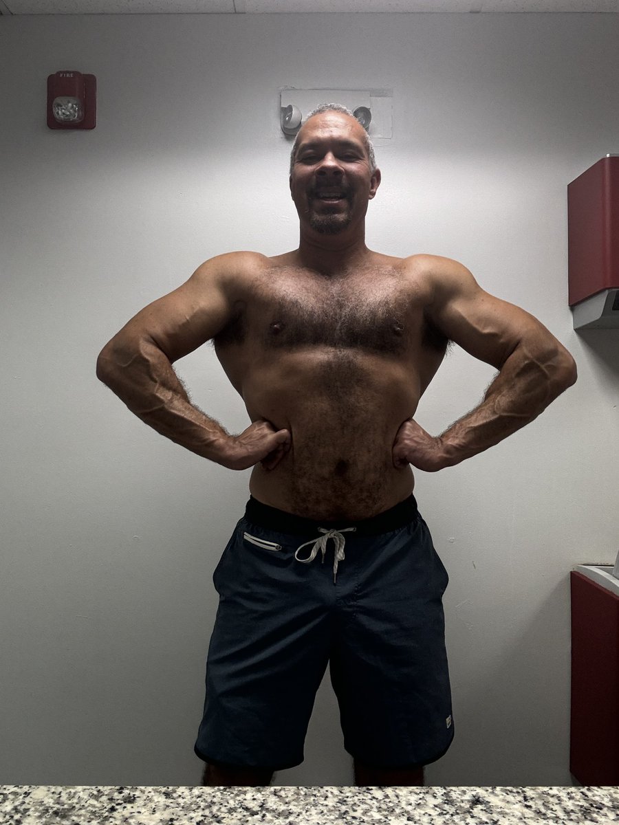 SideQuestPaul's tweet photo. A bit of posing on 2nd chest day with some back thrown in there https://t.co/v0ltH7e7ty