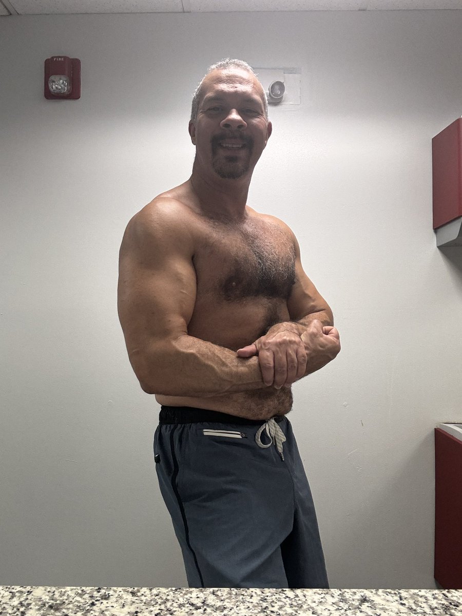 SideQuestPaul's tweet photo. A bit of posing on 2nd chest day with some back thrown in there https://t.co/v0ltH7e7ty