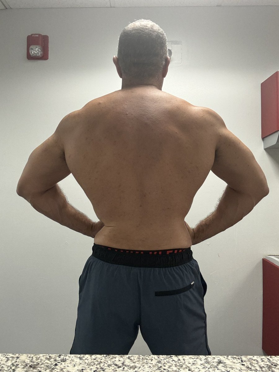 SideQuestPaul's tweet photo. A bit of posing on 2nd chest day with some back thrown in there https://t.co/v0ltH7e7ty