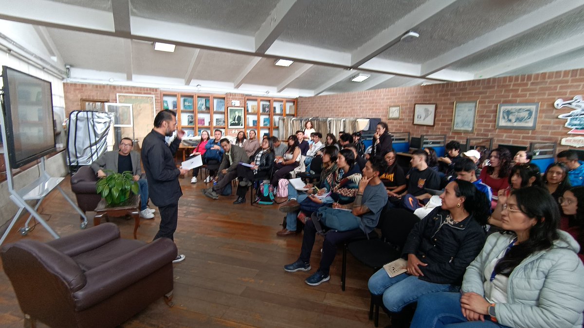 igacColombia's tweet photo. Inició nuestra conferencia 'Tras los pasos de Silva' en nuestra biblioteca. 🙌

Con @PoesiaSilva y Rodolfo Ramírez, recorremos las vivencias y experiencias del poeta en la Bogotá de finales del siglo XIX. ⏳

Visitamos sus hogares y los lugares que marcaron su vida. ✍️ https://t.co/JY4gQNjWhs