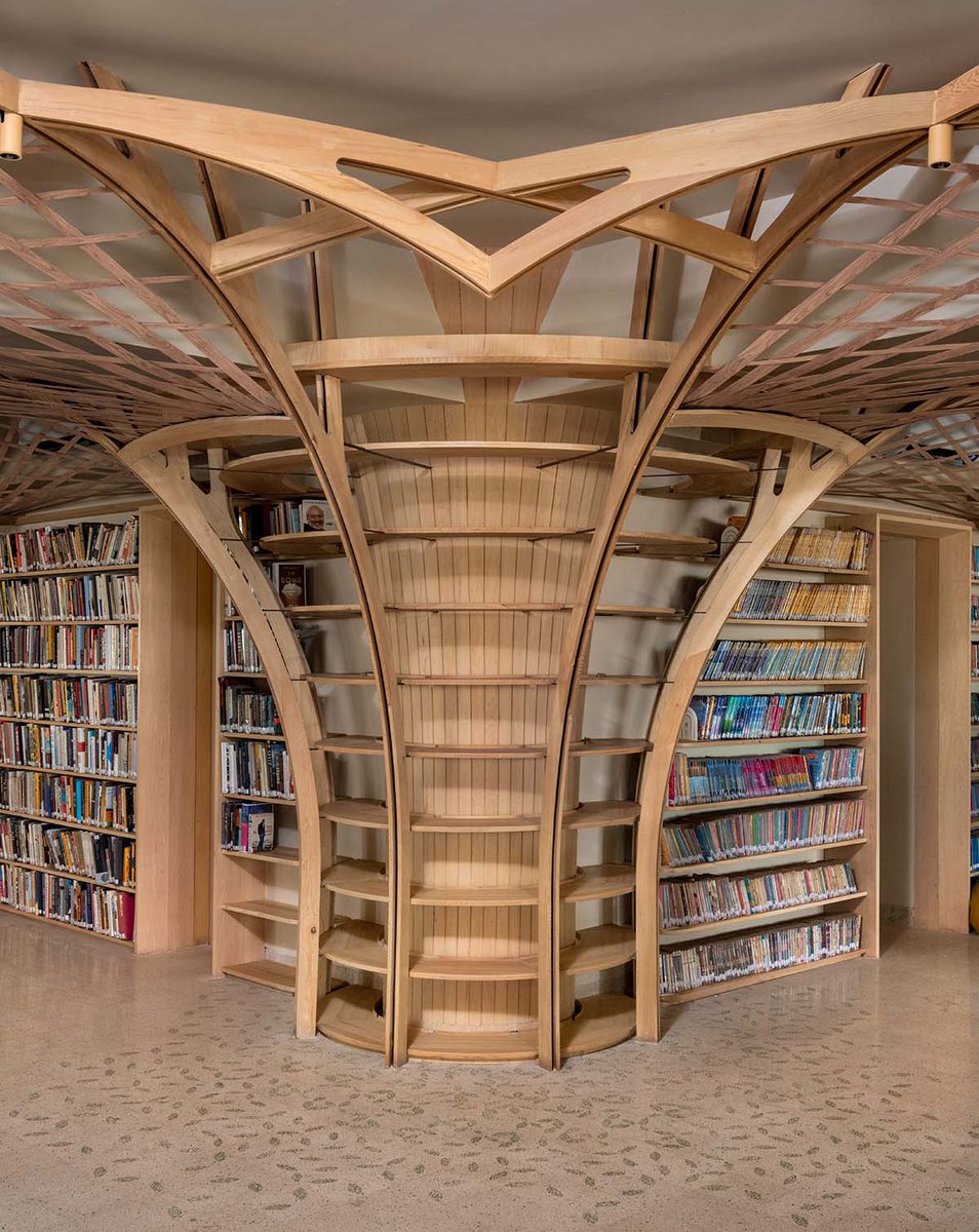 studio Hinge embeds a library under the wooden tree-like canopies in Mumbai: worldarchitecture.org/architecture-n… #architecture