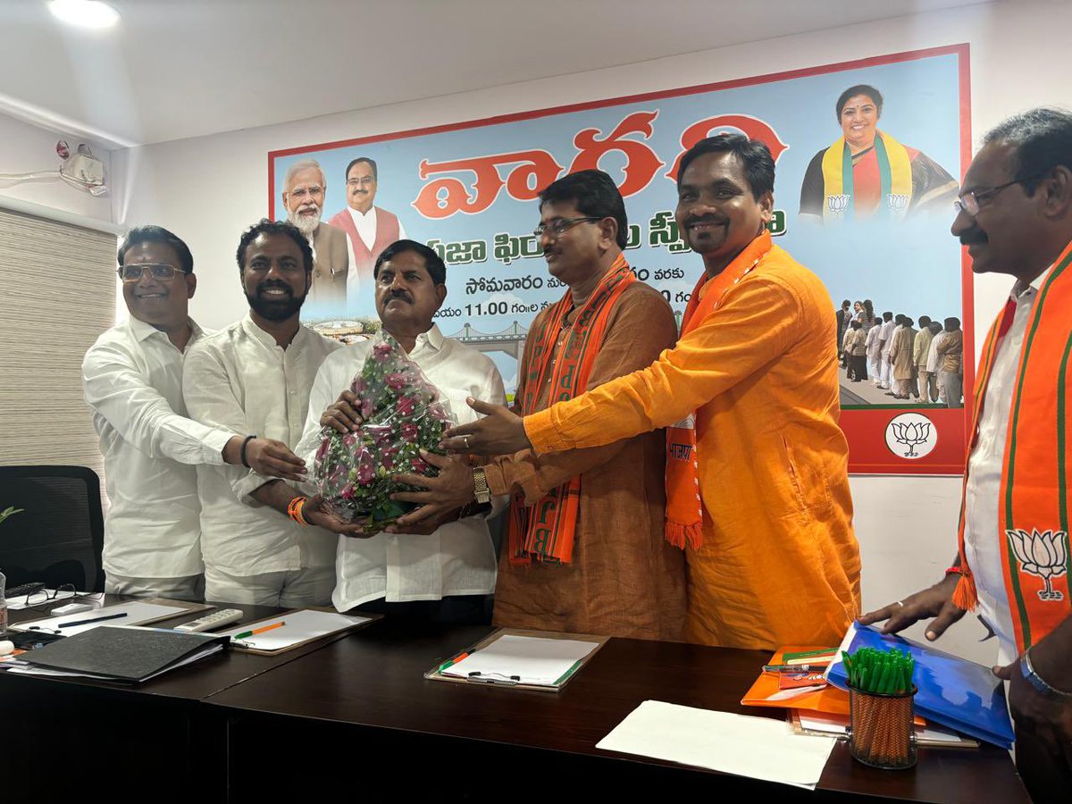 RNagothu's tweet photo. ప్రజా సమస్యల పరిస్కారం కొరకు బిజెపి రాష్ట్ర కార్యాలయం నందు ఏర్పాటు చేసిన " వారధి " కార్యక్రమంలో జమ్మలమడుగు శాసనసభ్యుడు ఆదినారాయణ రెడ్డి గారితో కలిసి పాల్గోన్నాను !
#Varadi #BJP https://t.co/SNGnBua9r3