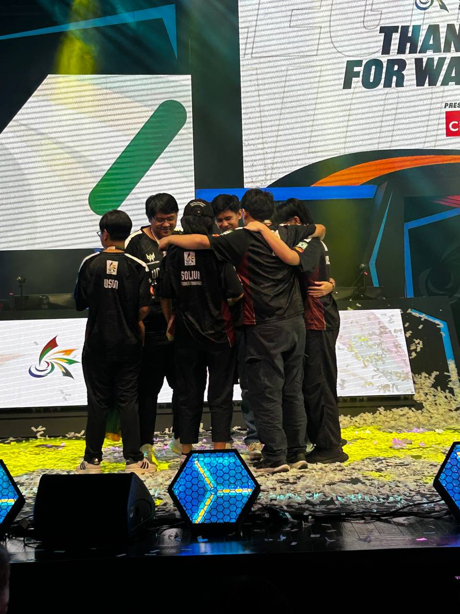 daeVLRT's tweet photo. One of the best and most memorable teams I've ever been a part of. Thanks for making my collegiate debut unforgettable. We may not have claimed the trophy, but we know we have what it takes to win it all. Love this team so much. ✊🔴 
#UPEVT #UPFight

-UP Dasas (daeMONSTAH) https://t.co/8eKVE2goHd
