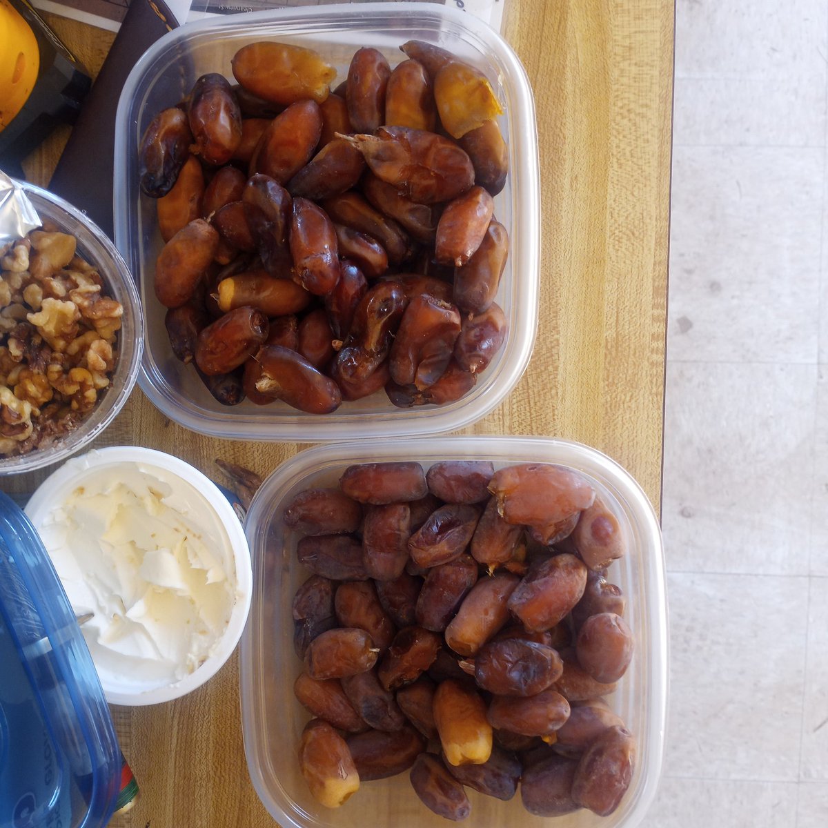 How to make walnut date cheesecake bites in the field - Bring a tub of whipped cream cheese, knife and a tub of walnuts with you. Open up the net bag on the date bunch and remove only the ripe ones. Re-tie the net bag to let the rest ripen. Cut the date on one side longitudinal,