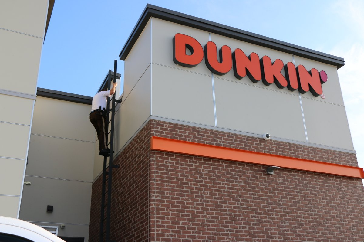 stlcountypd's tweet photo. We made it to the top! Thanks to everyone who stopped by and donated to Special Olympics today at Dunkin Donuts on Big Bend Road. We're always excited to raise money for @SOMissouri #SOMO #CopOnARoofTop #stlco #stlcountypd #specialolympics https://t.co/dgelBoaaTm