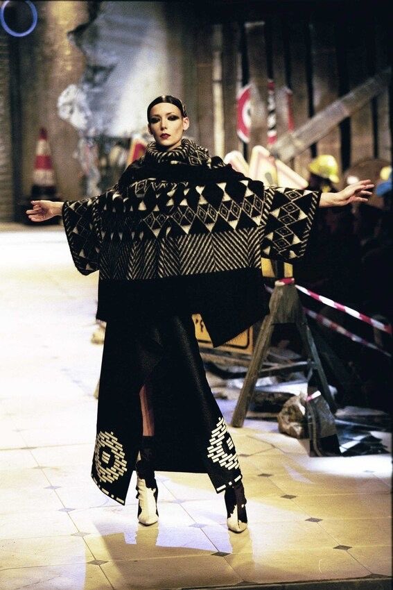 Yvesaintgirl's tweet photo. John Galliano Fall 1999 RTW https://t.co/zFva2GL7FZ