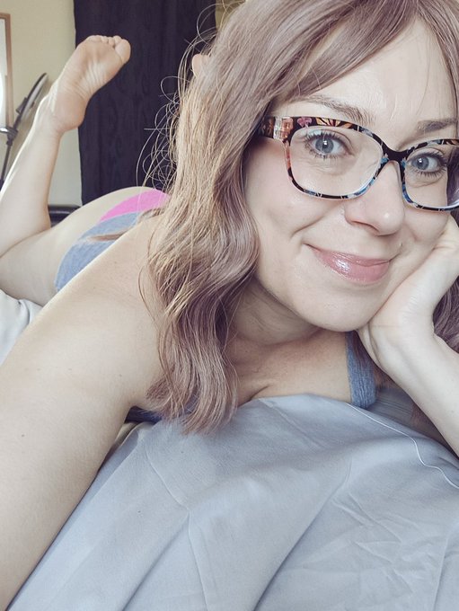 Happy Friday &hearts;️ https://t.co/HqxIxvMuBs<a href="/tag/tgif"class="tags"><span>#tgif</span></a>