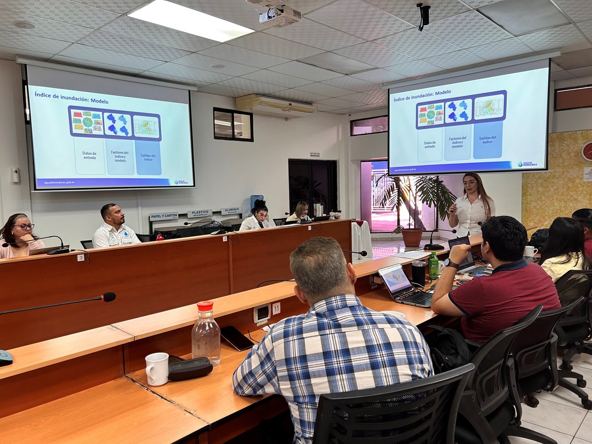 BiovIntCIAT_esp's tweet photo. @USAIDHonduras @sernaHN Por otro lado, en colaboración con SERNA y la Dirección General de Recursos Hídricos, capacitamos a técnicos para mejorar la gestión del agua en Honduras, fortaleciendo sus capacidades para tomar decisiones más informadas y ejercer un liderazgo efectivo en gestión hídrica. 📷 https://t.co/GxOxEIcLcY