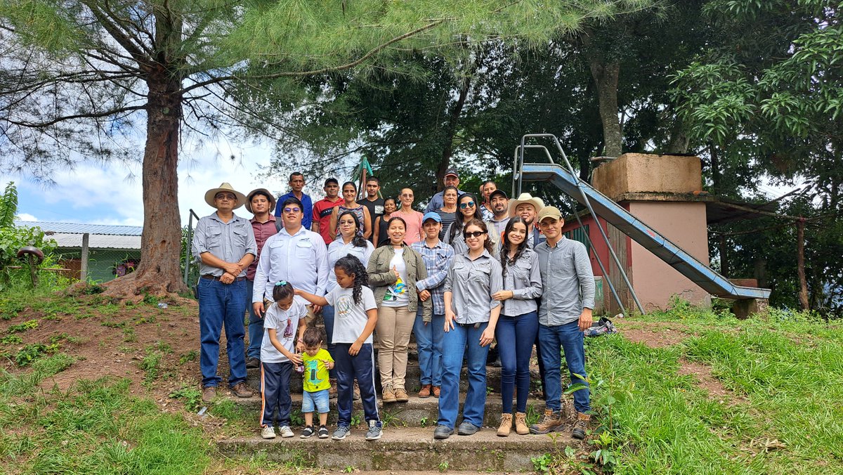 BiovIntCIAT_esp's tweet photo. 🌍💧 Junto a la UNICAH, lanzamos el piloto del Curso Plataforma #AguadeHonduras en el Campus Santa Rosa de Lima. Doce estudiantes de Ingeniería Civil se capacitaron en gestión sostenible del agua, culminando con una gira de campo. ¡Buscamos expandirlo a otros campus! 🚀 https://t.co/R1pIpmgEqE