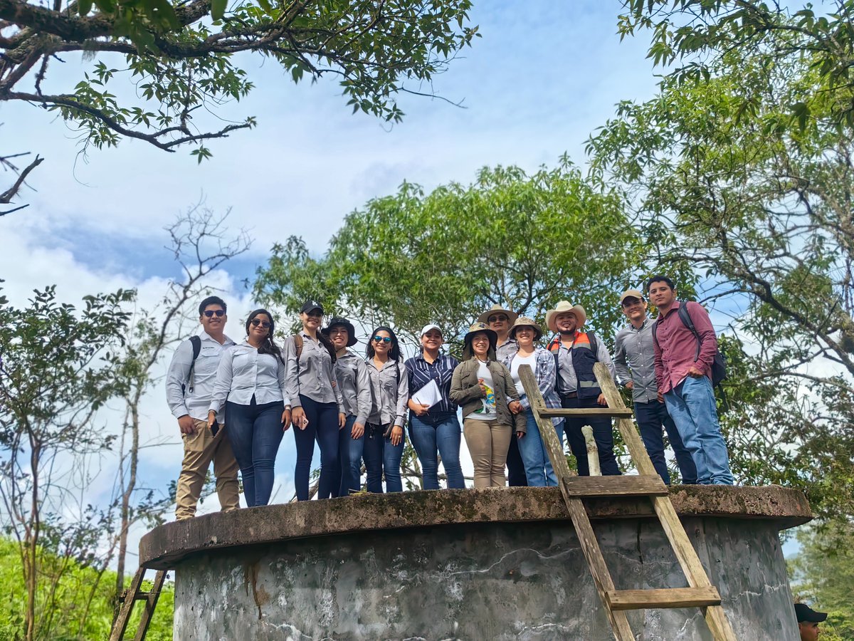 BiovIntCIAT_esp's tweet photo. 🌍💧 Junto a la UNICAH, lanzamos el piloto del Curso Plataforma #AguadeHonduras en el Campus Santa Rosa de Lima. Doce estudiantes de Ingeniería Civil se capacitaron en gestión sostenible del agua, culminando con una gira de campo. ¡Buscamos expandirlo a otros campus! 🚀 https://t.co/R1pIpmgEqE