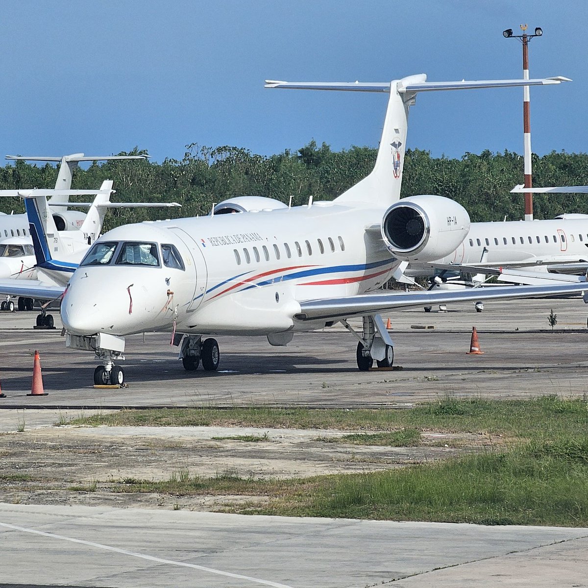 Dominican Plane Spotters (@drplanespotters) on Twitter photo En ocasión de la toma de posesión del presidente Luis Abinader, el país recibe la visita de varios jefes de estado. Algunos vienen en aeronaves oficiales de sus respectivos países, como el Embraer Legacy 600 HP-1A, presidencial de la Republica de Panamá.
Foto por <a href="/briancoronas/">Brian Corona</a>. En ocasión de la toma de posesión del presidente Luis Abinader, el país recibe la visita de varios jefes de estado. Algunos vienen en aeronaves oficiales de sus respectivos países, como el Embraer Legacy 600 HP-1A, presidencial de la Republica de Panamá.
Foto por <a href="/briancoronas/">Brian Corona</a>.