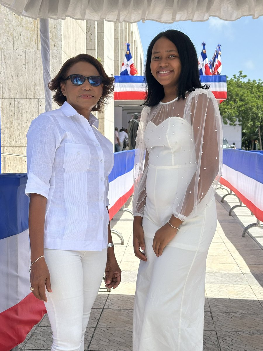 draanaluisalora's tweet photo. Haciendo poses con la dirigente mas joven de mis Hijas en la Asamblea Nacional luego de escuchar al presidente más trasparente y visionario que hemos tenido en nuestra nación @luisabinader buenas expectativas para esta gestion que comienza mañana. @SanzLovaton @GloriaReyesG https://t.co/K60AS6ZqU2
