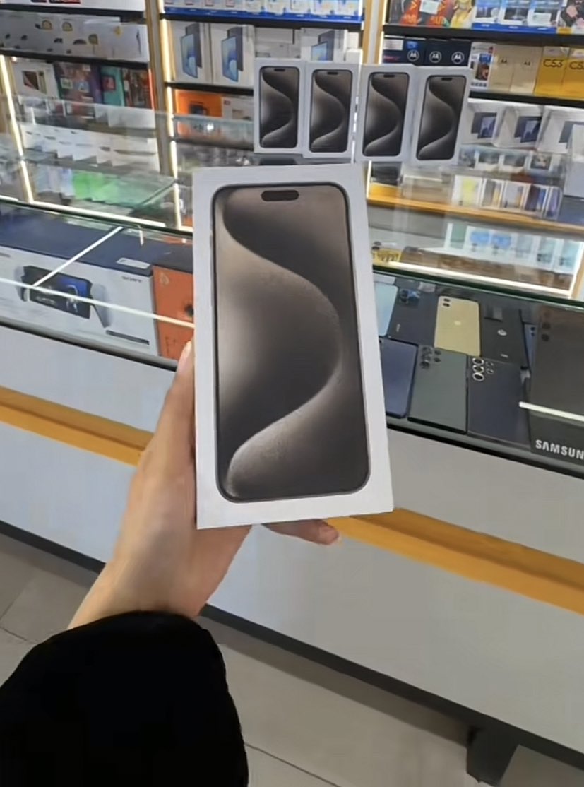 ellieitsmaname's tweet photo. صديقتي مسكينه طاح جوالها وانكسر واهلها يكرهونها وهي شينه شوي وما انقبلت بالجامعه وامها دايم تتنمر عليها وبيتهم اجار وصغير وسيارة ابوها اقساط
حبيت افرحها شوي https://t.co/QJ1rCCOxpo