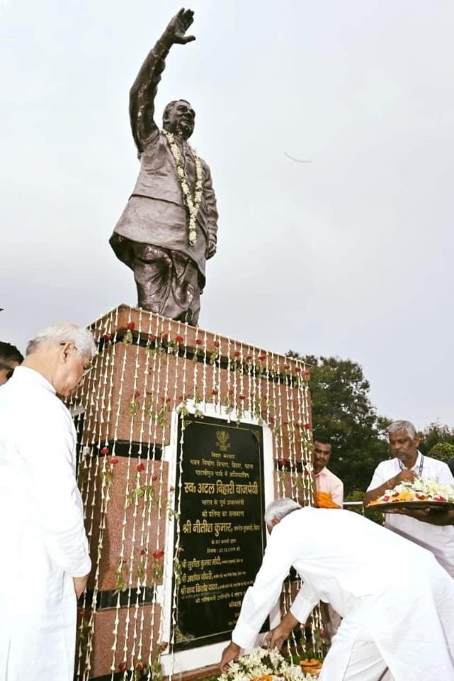 आज पटना में पाटलिपुत्र गोलंबर स्थित अटल पार्क में भारत के पूर्व प्रधानमंत्री परम पूज्य भारत रत्न अटल बिहारी वाजपेयी जी की पुण्यतिथि के अवसर पर आयोजित राजकीय समारोह में शामिल होकर श्रद्धांजलि अर्पित किया....इस अवसर पर बिहार के महामहिम राज्यपाल आदरणीय श्री राजेंद्र विश्वनाथ अर्लेकर